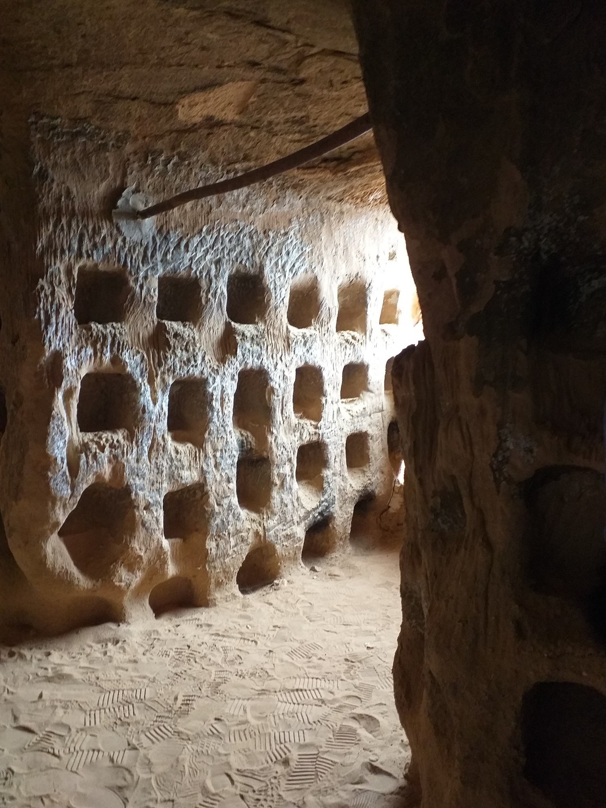 Galerías con lo que se piensa que son columbarios (sepulcros) ancentrales.