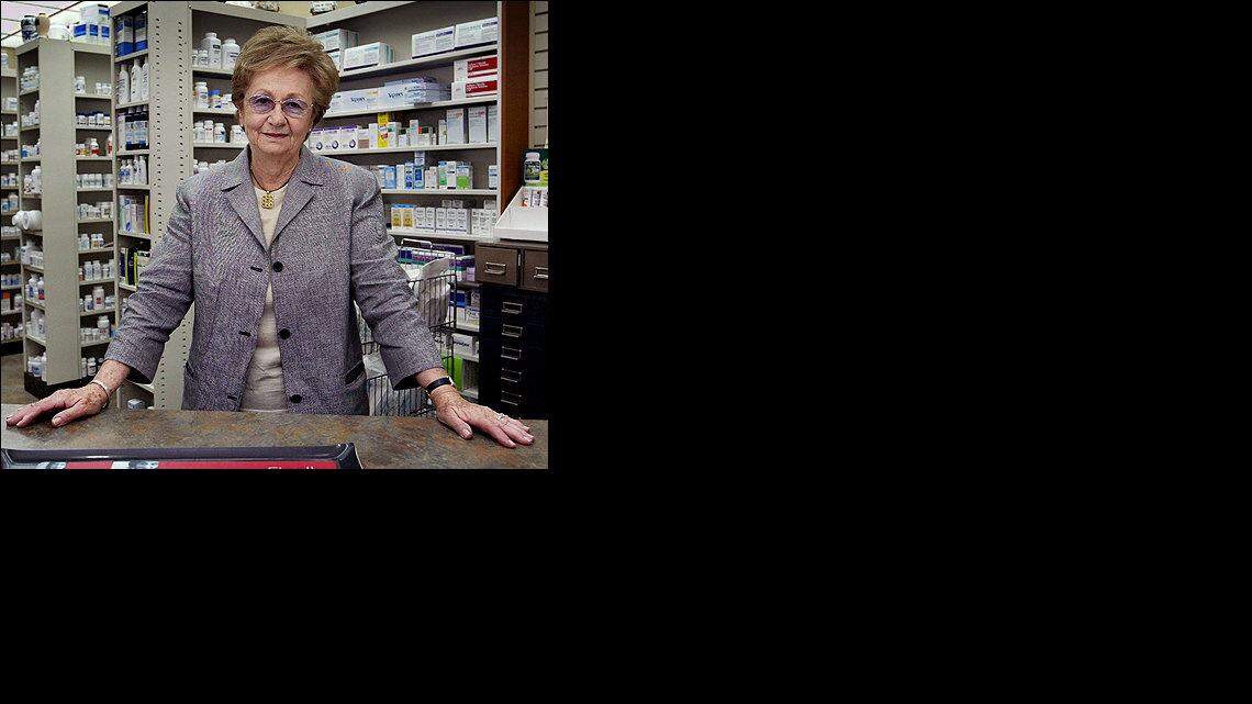 Fotografía de Juanita Castro en su farmacia de Miami en el 2005.