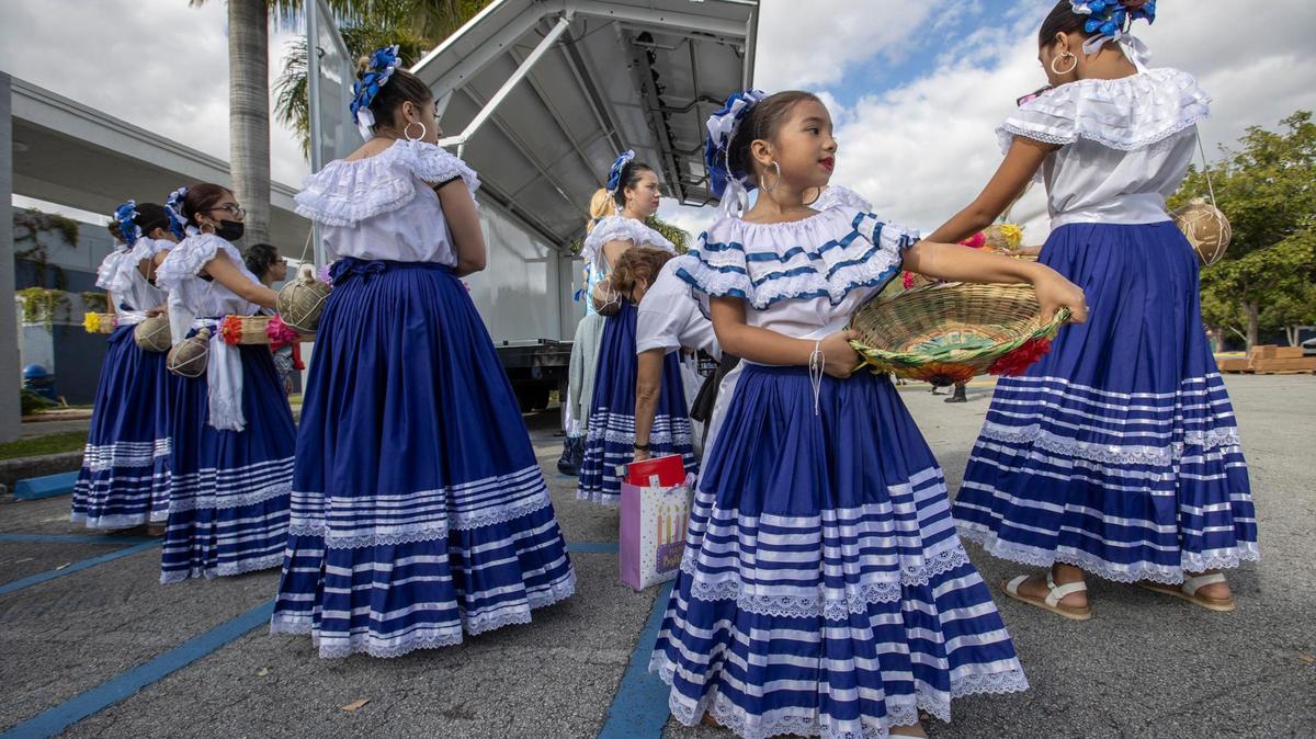 Betsabe Jiron, 6, en traje nativo durante “La Gritería”, un evento religioso cultural y de pura tradición nicaragüense, actividad importante a nivel social y comunitario que se celebra todos los años en Sweetwater durante el sábado, diciembre 04, 2021.