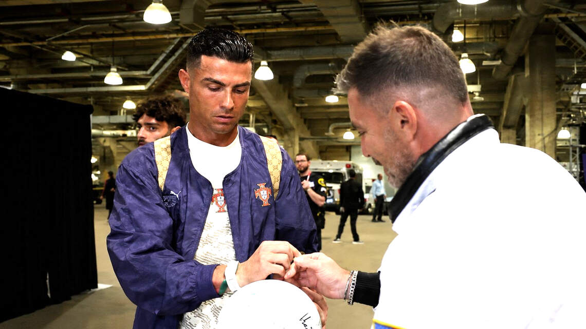 El balón de Julián Gil: una joya firmada por superastros del fútbol