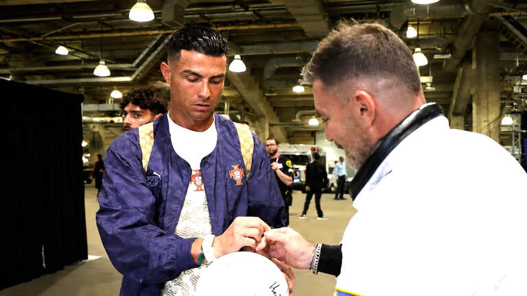 El balón de Julián Gil: una joya firmada por superastros del fútbol
