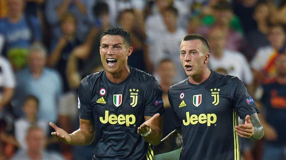 El portugués Cristiano Ronaldo (izq.) reacciona tras ser expulsado con tarjeta roja directa este miércoles en su estreno con el Juventus en la Liga de Campeones, en Mestalla ante el Valencia, cuando aún no se había cumplido la primera media hora de juego.