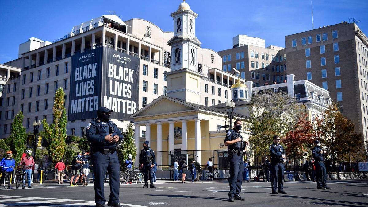 Agentes policiales controlan el trafico en la Calle H, entre la Casa Blanca y la entonces llamada Black Lives Matter Plaza, en Washington D.C., en esta foto de archivo del 5 de noviembre de 2020.
