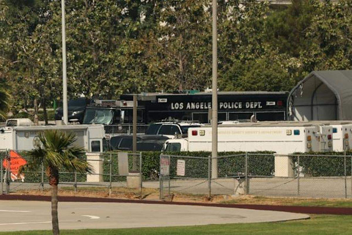 Vehículos policiales tras una explosión en el Centro de Entrenamiento Biscailuz del Departamento del Sheriff del condado de Los Ángeles, en el este de Los Ángeles, California, el 18 de julio de 2025.