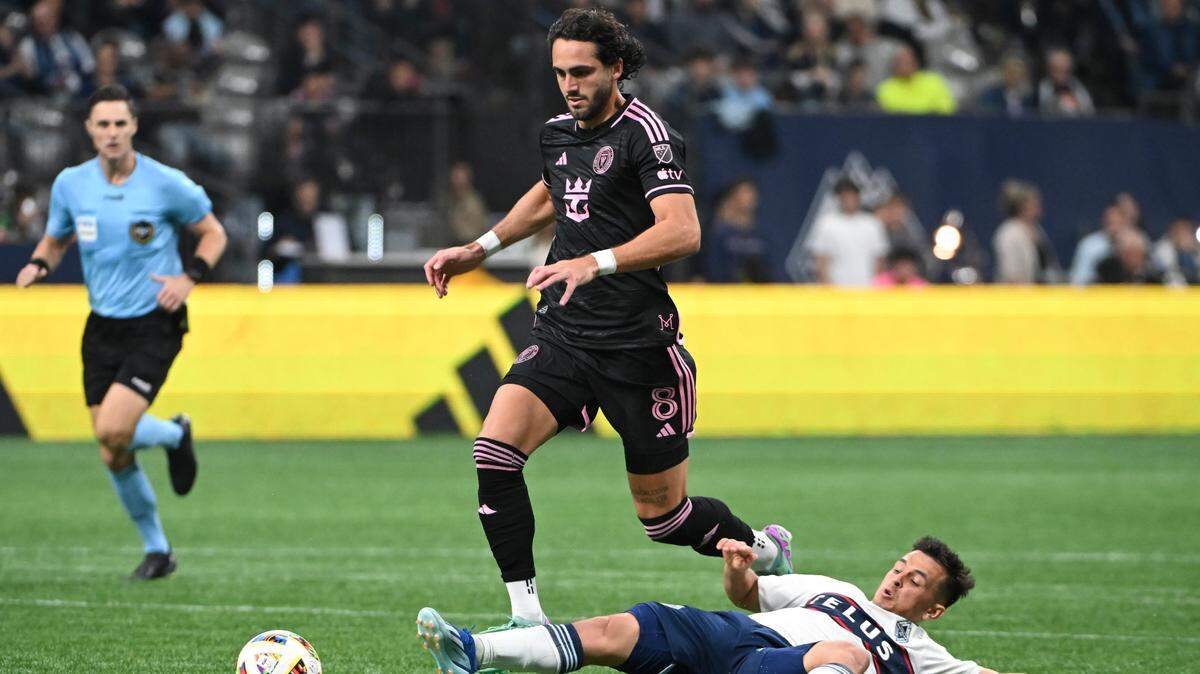 El centrocampista de los Whitecaps Andrés Cubas (der.) no puede impedir el avance del delantero del Inter Miami Leo Campana, en el partido celebrado el 25 de mayo de 2024 en el BC Place en Vancouver, Canadá.
