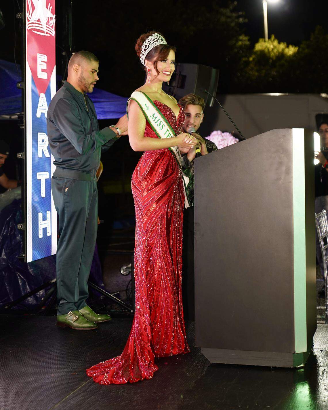 Leah Reyes Amores, Miss Teen Earth 2025, con Prince Julio César, director del concurso y también de Miss Universe Cuba, en un homenaje a su llegada a Miami después de ser coronada en la India.