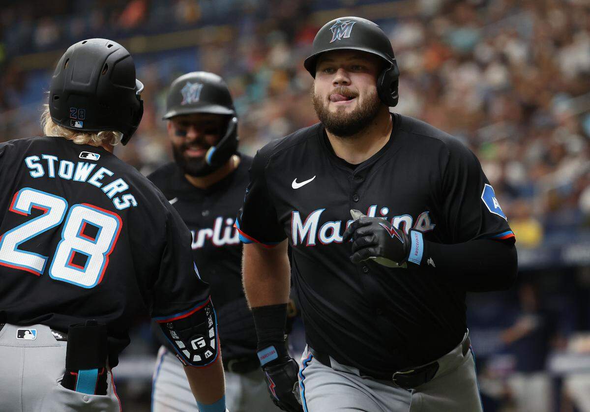 El bateador designado de los Marlins de Miami Jake Burger celebra con el jardinero izquierdo Kyle Stowers tras batear un jonrón en el tercer inning del partido ante los Rays, celebrado el 31 de julio de 2024 en el Tropicana Field, en St Petersburg, Tampa.