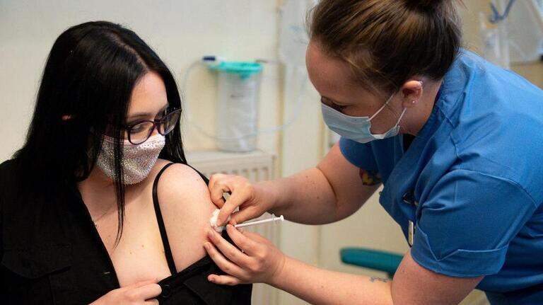 79 personas con trombos, 19 decesos en Reino Unido tras vacunarse con AstraZeneca