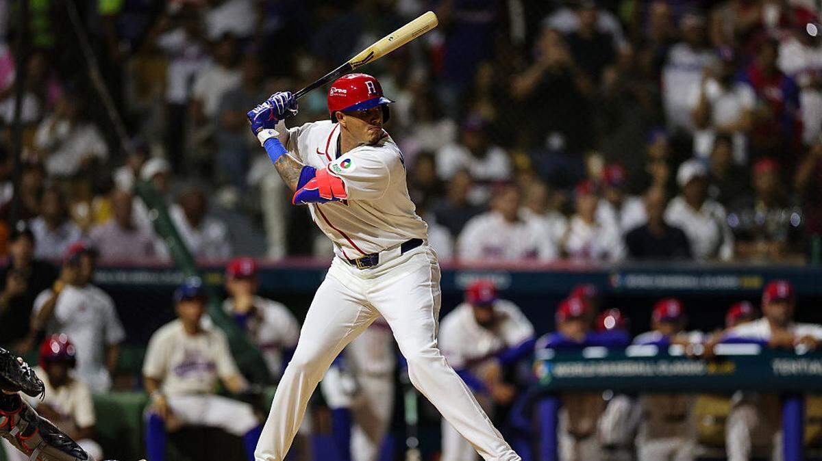 Manny Machado batea por República Dominicana en un partido de exhibición ante los Tigres de Detroit, celebrado el 3 de marzo de 2026 en el Estadio Quisqueya, en Santo Domingo. 