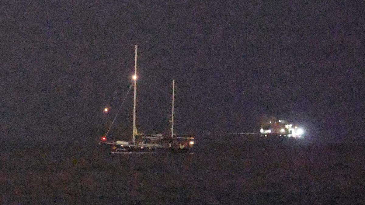 Buques de la Armada israelí escoltan al buque Madleen en el puerto de Ashdod, Israel, el domingo 9 de junio de 2025. La Armada israelí interceptó el buque Madleen de la Coalición de la Flotilla de la Libertad (FFC) con destino a Gaza que transportaba un pequeño cargamento de ayuda humanitaria en aguas internacionales el 9 de junio de 2025.