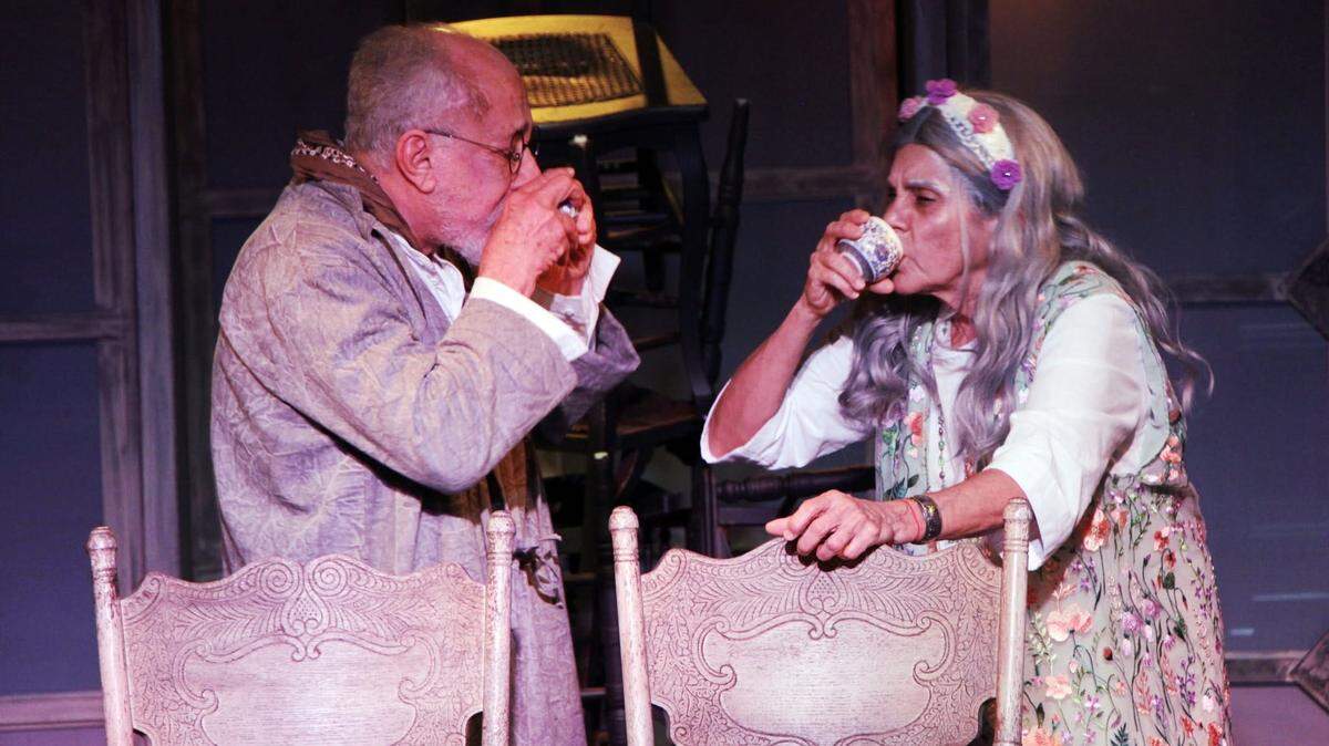 Gerardo Riverón y Marilyn Romero en “Las sillas”, la obra de Eugène Ionesco con la que MarGi Happenings inauguró el nuevo espacio teatral La 4ta Pared.  