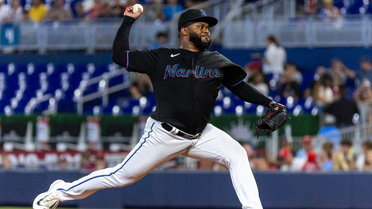 El abridor de los Marlins Johnny Cueto lanza en el primer inning del partido ante los Filis de Filadelfia, celebrado el 3 de agosto de 2023 en Miami.