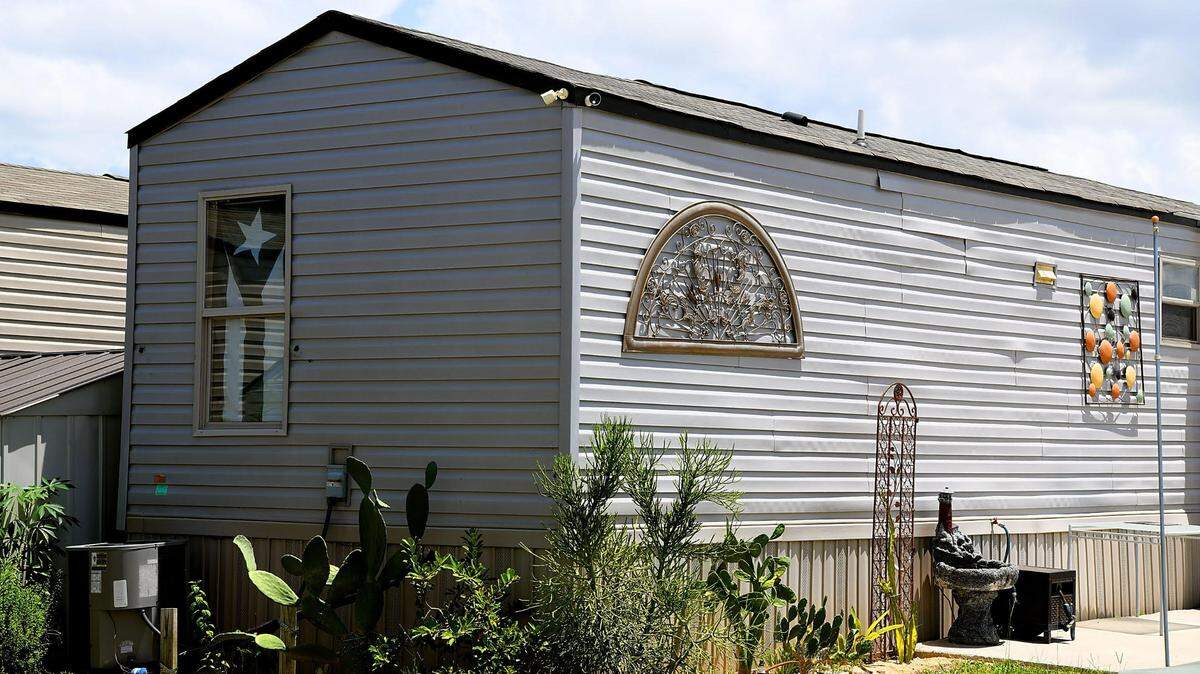 Casa móvil donde vive Jahaira Vélez con sus hijos en un “moving home park” en la ciudad de Haines City en Florida.