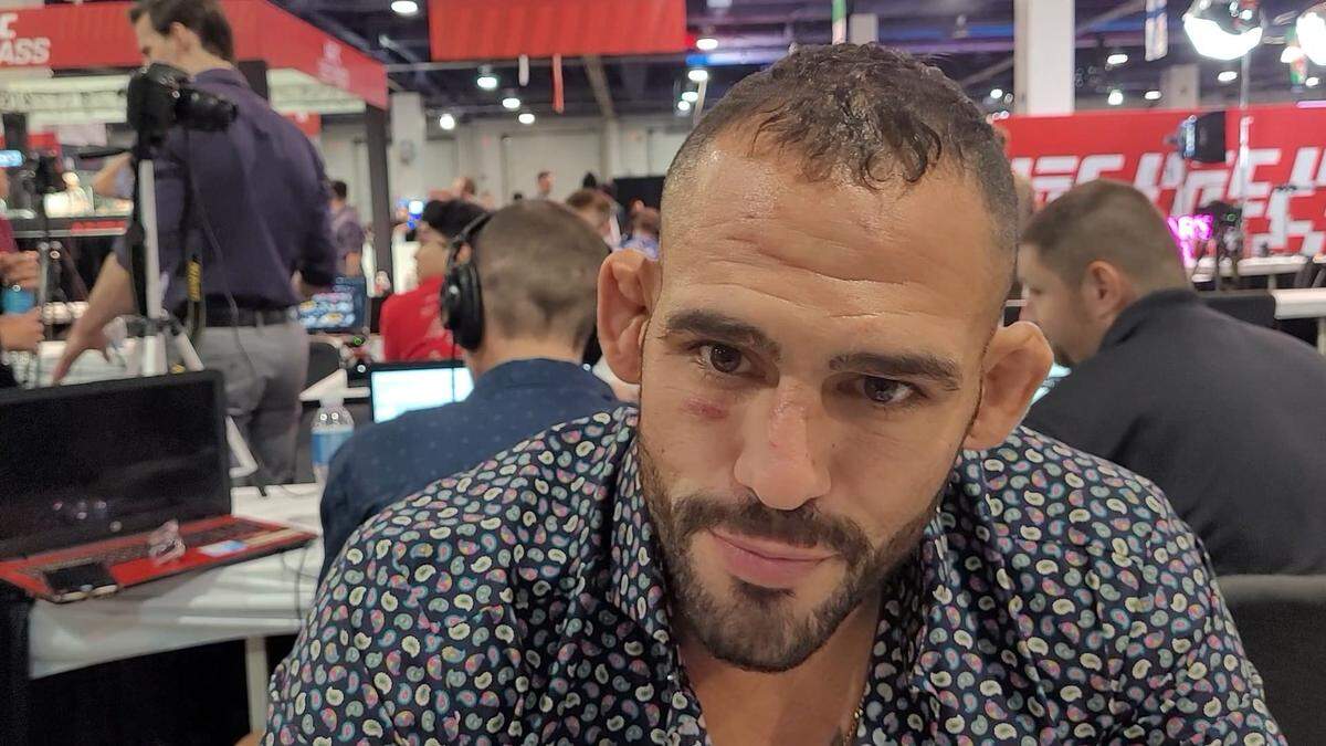 Santiago Ponzinibbio está en pleno camino de redención. El argentino está de vuelta en el gimnasio y muestra una herida en la cara como prueba de los sparrings en el gimnasio American Top Team en espera de que la UFC le designe oponente.