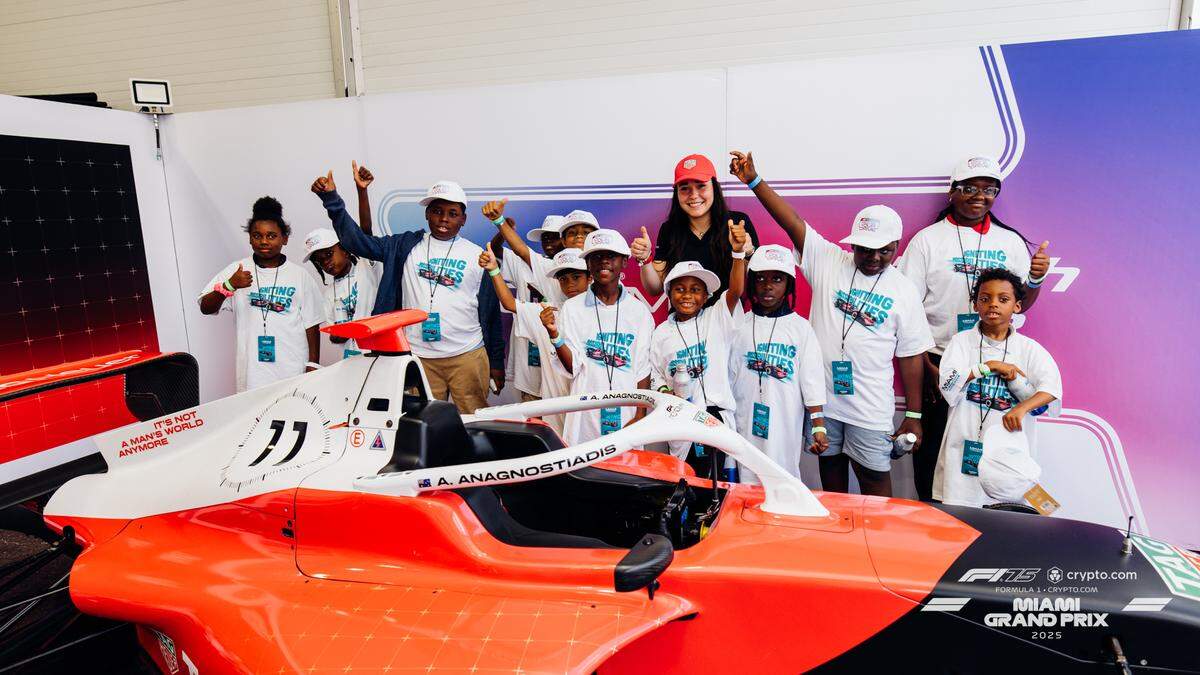 Estar frente a un bólido de F1 deja embelesados a un grupo de estudiantes del sur de la Florida.