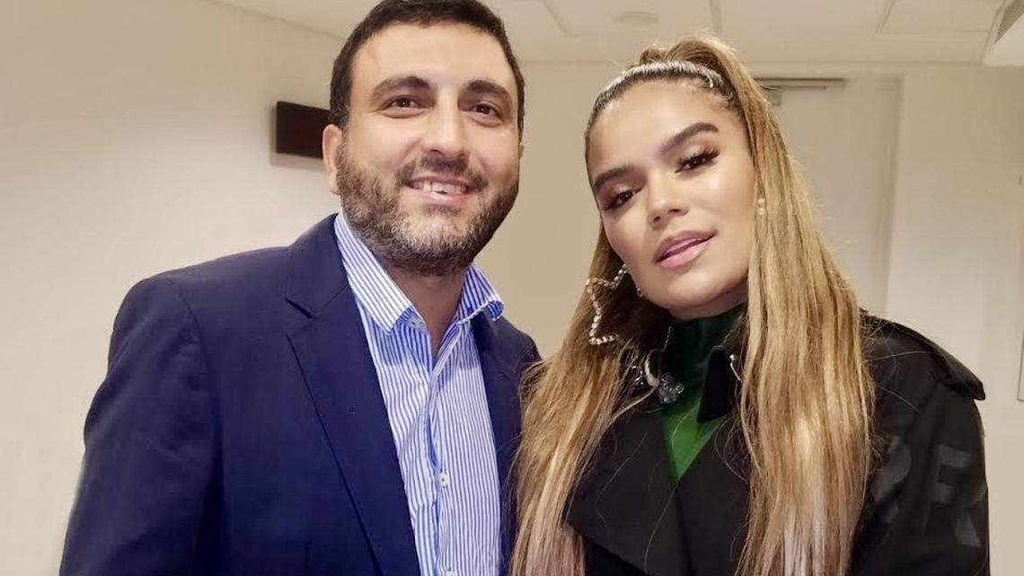 Eduardo Basagaña junto a Karol G.