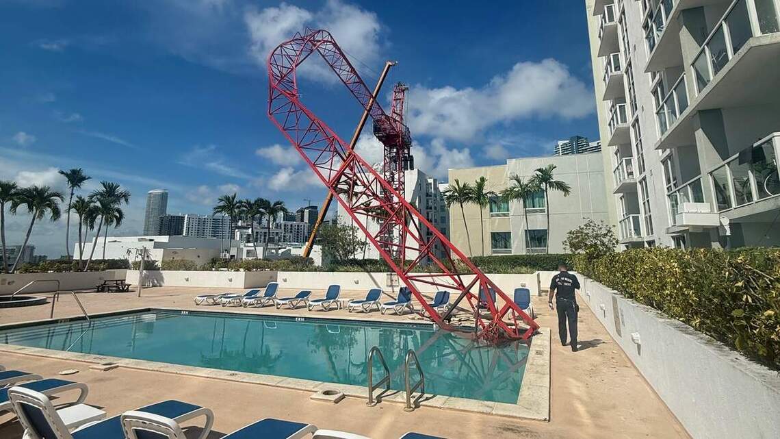 Impactante accidente en Brickell: enorme grúa cae sobre la terraza de la piscina de un lujoso condominio