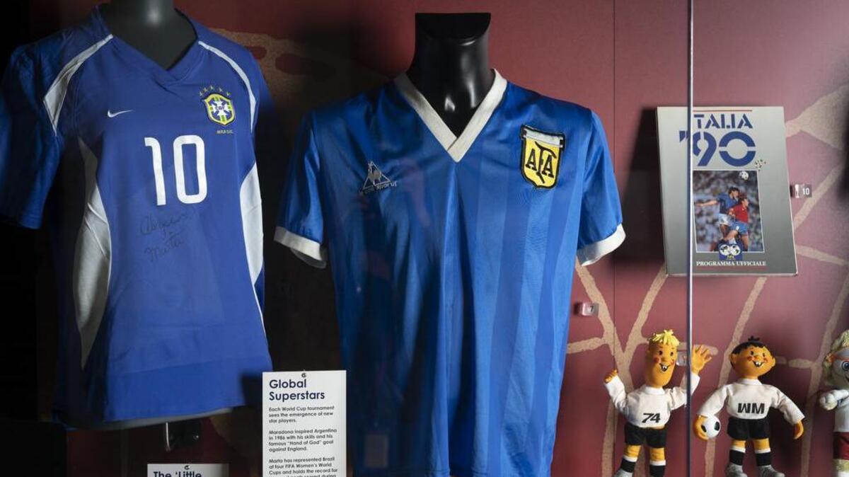 La camiseta de fútbol, centro, que usó el argentino Diego Maradona en los cuartos de final de la Copa del Mundo de 1986 contra Inglaterra se exhibe en el Museo Nacional del Fútbol en Manchester, Inglaterra, el 26 de noviembre de 2020. (Foto AP/Jon Super, archivo)