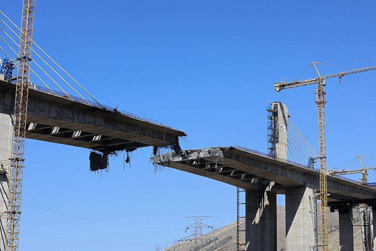 Se muestra una vista del puente B1, un día después de haber sido destruido por un ataque en Karaj, a unas 20 millas (35 km) al suroeste de Teherán, el 3 de abril de 2026. El presidente estadounidense Donald Trump declaró el 2 de abril que el puente más alto de Irán había sido destruido.