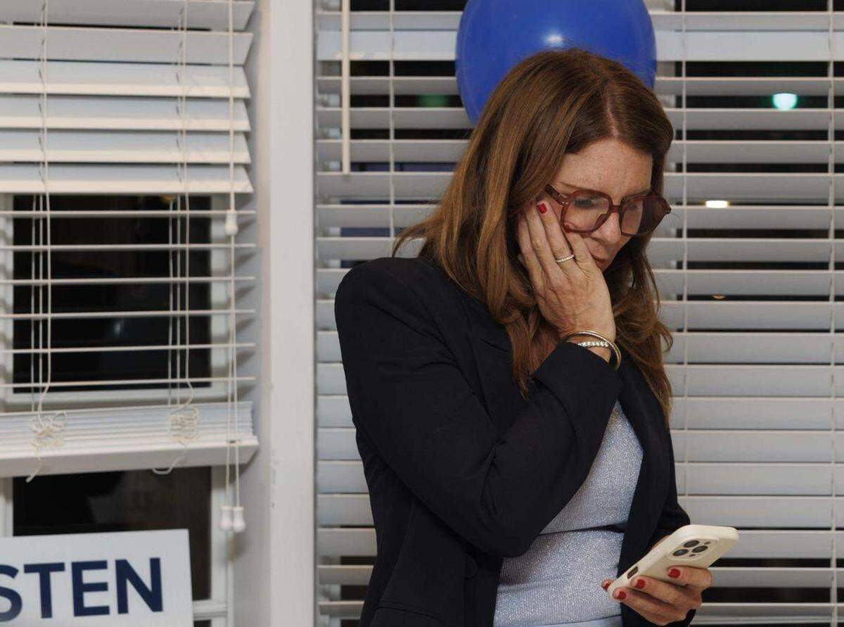 Kristen Rosen Gonzalez, candidata a la Alcaldía de Miami Beach, reacciona al primer recuento de votos durante una fiesta electoral celebrada el martes 4 de noviembre de 2025 en el Hotel Cardozo de South Beach. Alie Skowronski / askowronski@miamiherald.com