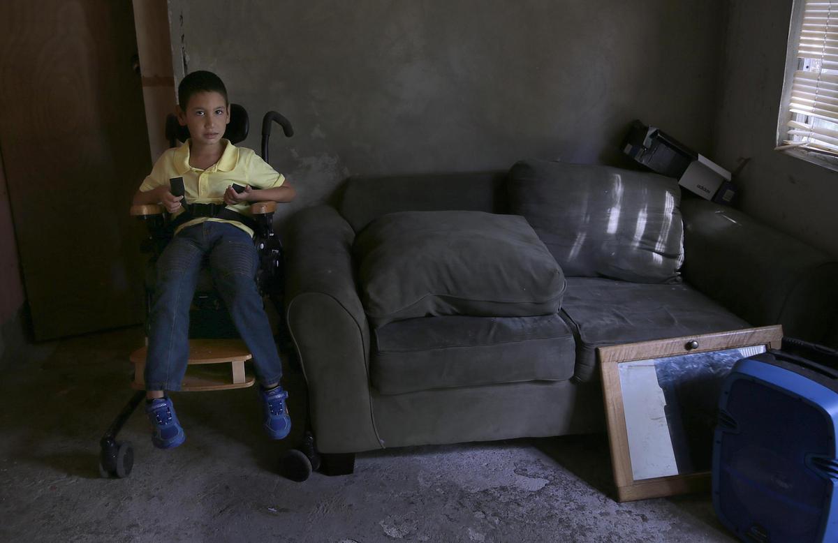 Angel Miguel Torres, de 7 años, en su casa en Añasco, Puerto Rico. Angel sufre de parálisis cerebral y a su madre le resulta difícil conseguir los servicios que necesita en medio de los problemas tras el paso del huracán María en septiembre del 2017.