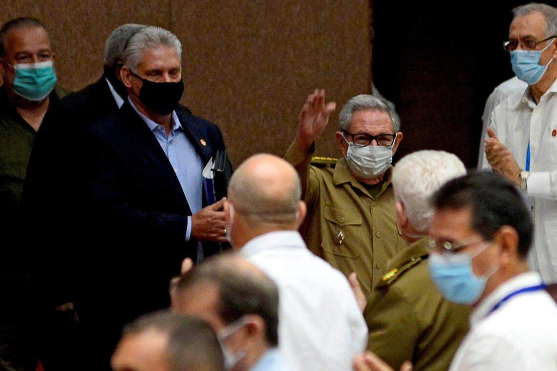 Foto de archivo del 28 de octubre de 2020 donde se muestra al líder del gobernante Partido Comunista de Cuba Raúl Castro (centro) saludando junto al presidente cubano Miguel Díaz-Canel (izq.), durante la sesión anual del Parlamento cubano en el Palacio de Convenciones en La Habana.