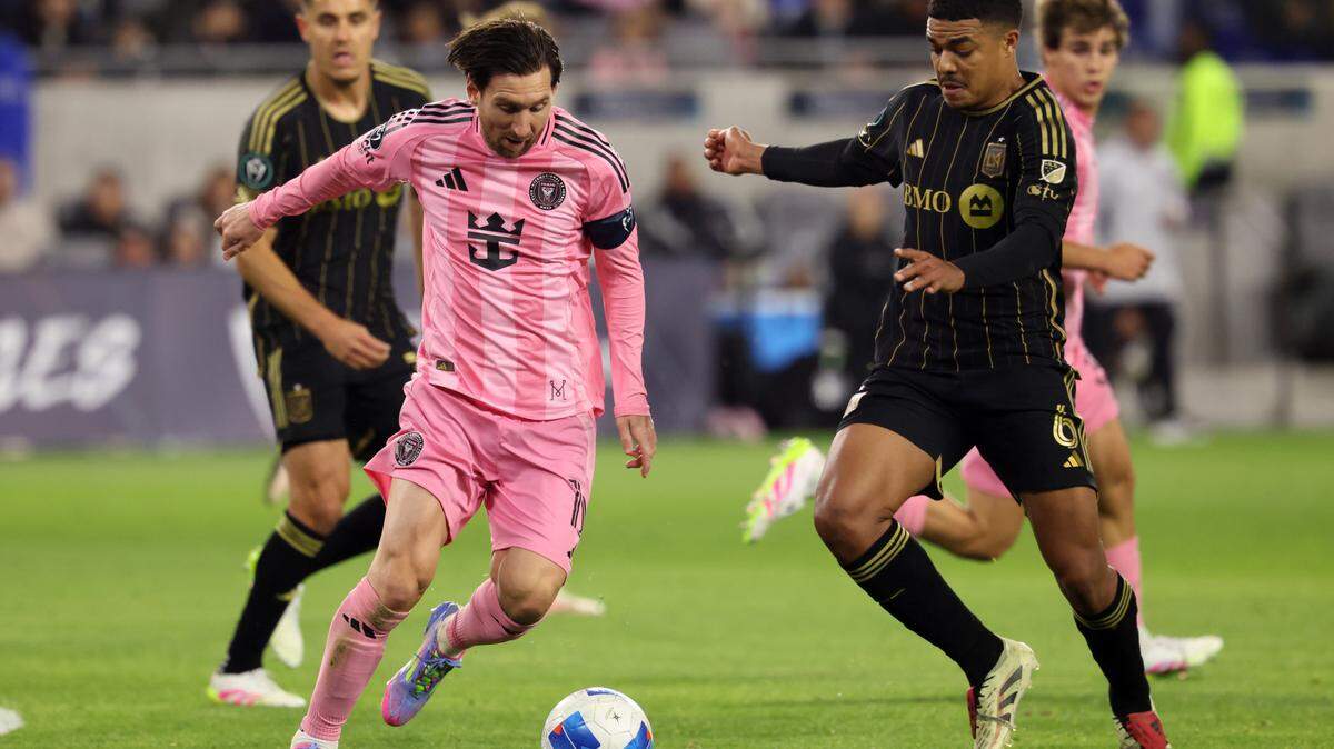El delantero del Inter Miami Lionel Messi trata de pasar la marca de Igor Jesús, de Los Angeles FC, en el partido de ida de los cuartos de final de la Liga de Campeones de la Concacaf, celebrado el 2 de abril de 2025 en Los Angeles.
