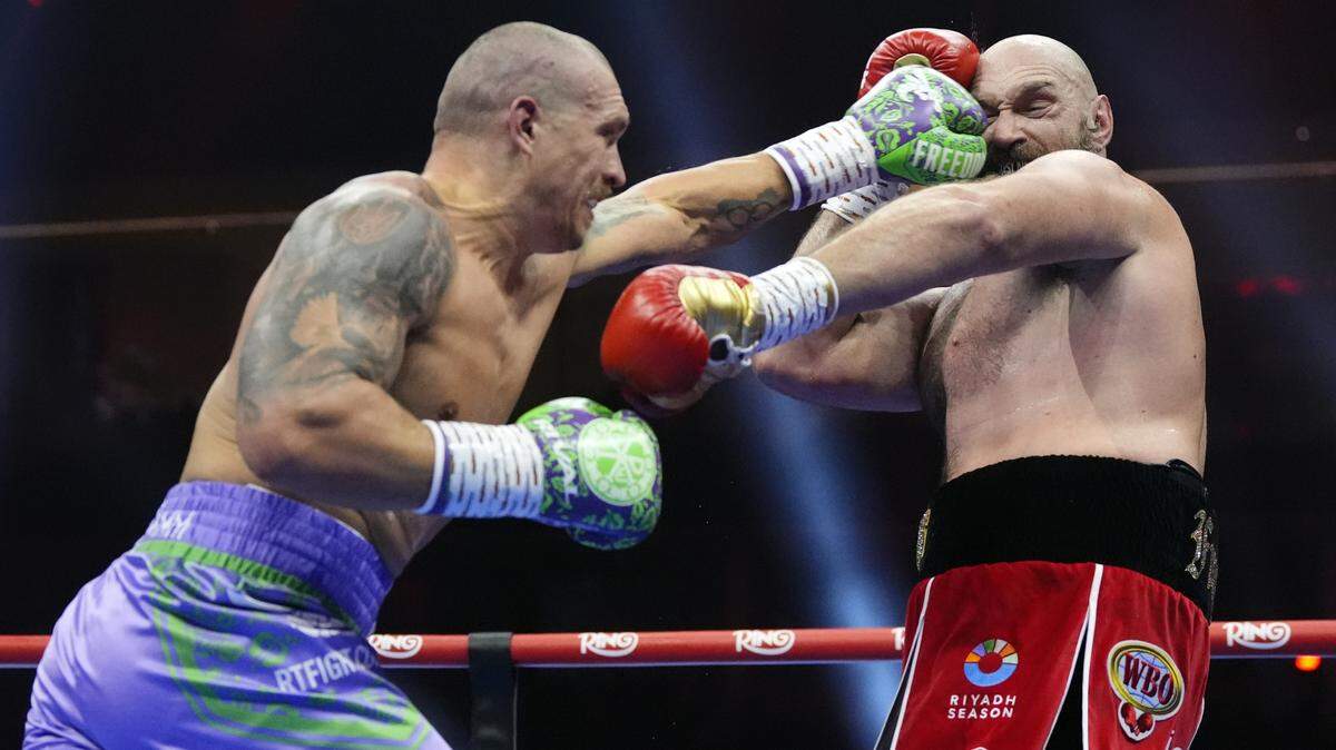 Oleksandr Usyk (izq.) derrotó por decisión unánime a Tyson Fury, en la pelea celebrada el 21 de diciembre de 2024 en Riad, Arabia Saudita.
