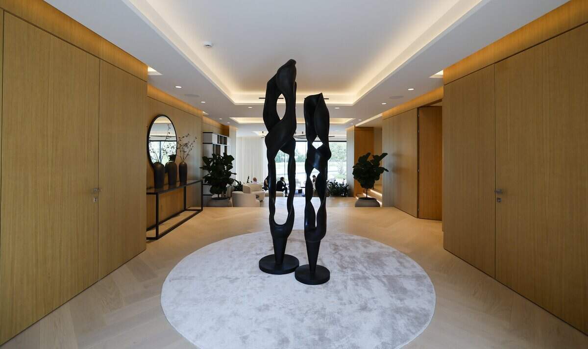 El vestíbulo dentro de The Mansions, un exclusivo enclave de 2,5 acres compuesto por nuevas mega-mansiones independientes en Fisher Island, en Miami Beach, Florida, el miércoles 10 de junio de 2026.