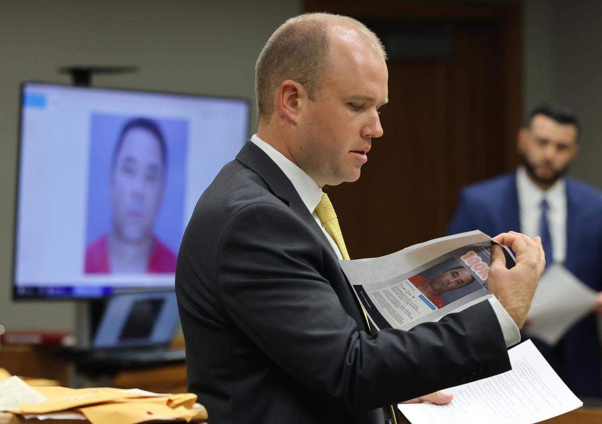 El fiscal George Bell presenta pruebas mientras el testigo de la fiscalía declara en el primer día del juicio por instigación al homicidio en primer grado contra el rapero cubano Chocolate MC el miércoles 12 de noviembre de 2025 en Miami, Florida.
