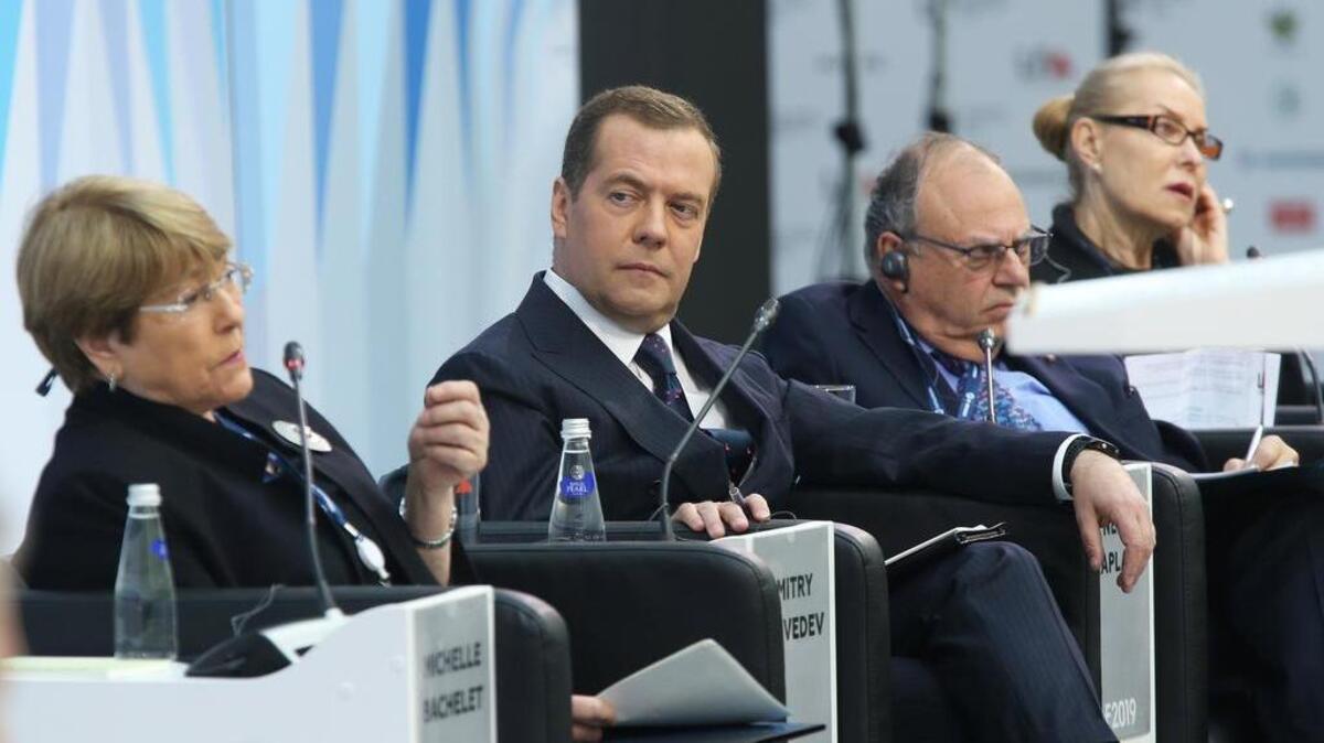 El primer ministro ruso, Dmitry Medvedev (2i), y la alta comisionada de Naciones Unidas para los Derechos Humanos, Michelle Bachelet (izda), participan en el Foro Jurídico Internacional (SPBILF) que se celebra en San Petersburgo (Rusia).
