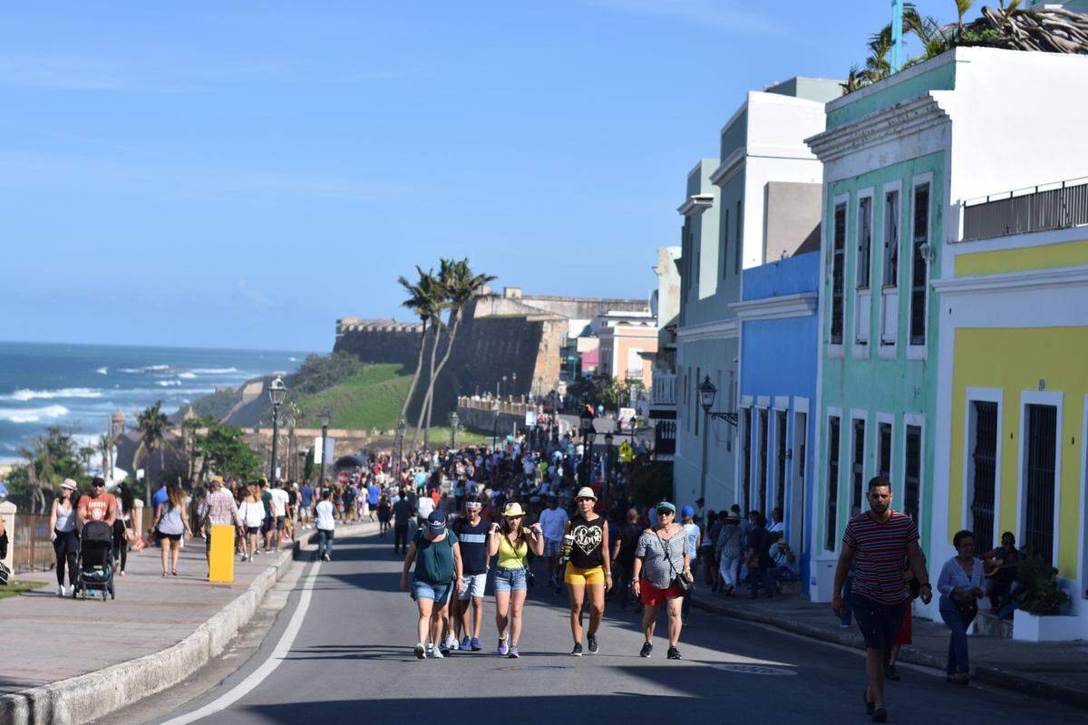 Grupo de jóvenes paseando por las calles del Viejo San Juan durante el Festival de la calle San Sebastián.