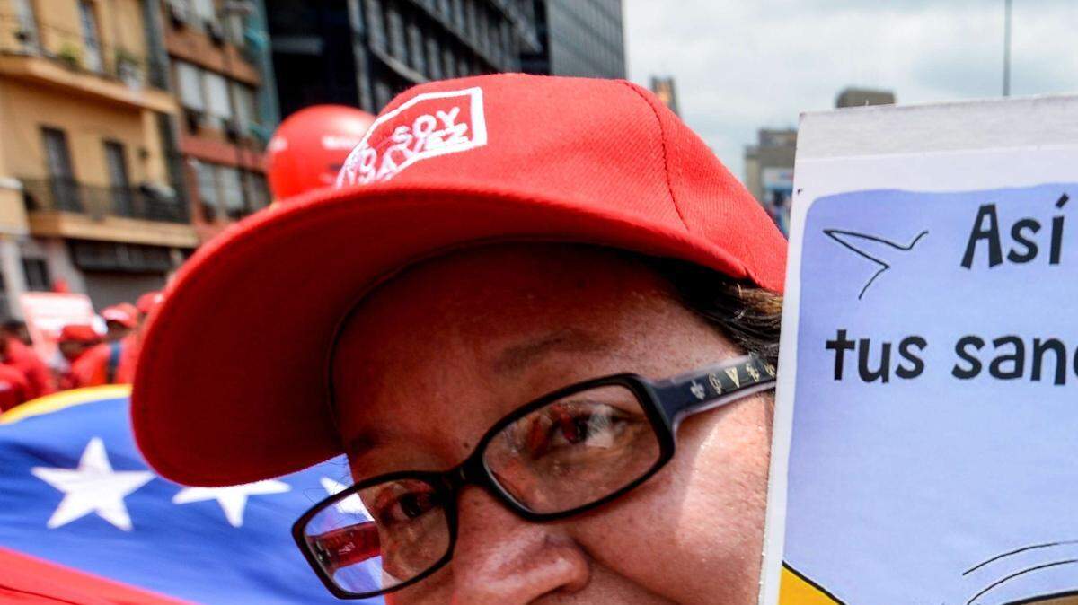 Una simpatizante del gobierno de Nicolás Maduro muestra su desacuerdo con las sanciones del gobierno de EEUU a funcionarios venezolanos acusados de violar los derechos humanos, el 15 de marzo, en Caracas.
