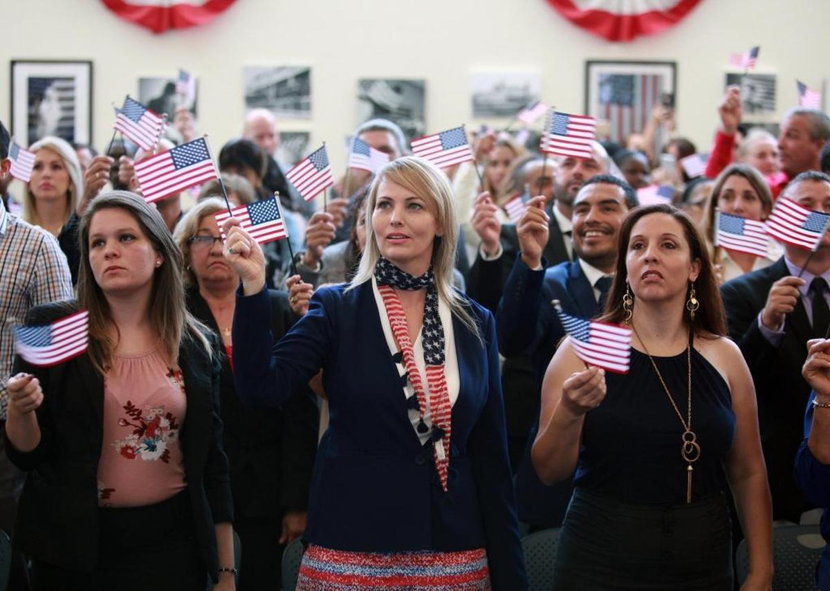 Varias personas se naturalizan en una ceremonia celebrada en una oficina de Inmigración en Miami, en mayo del 2017. Foto de archivo.
