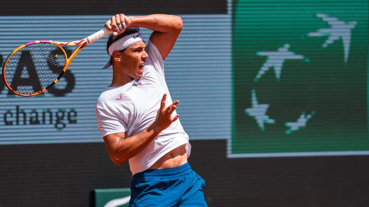 Rafael Nadal devuelve una pelota durante una práctica el 21 de mayo de 2024 en París, Francia.