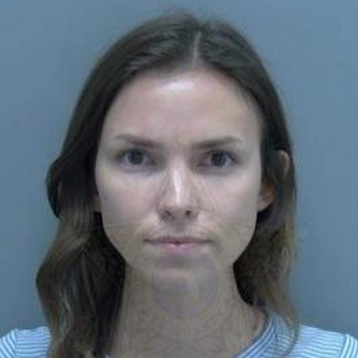 Annika Olson fue arrestada por la policía del Condado Lee por darle dinero a una vendedora de flores.