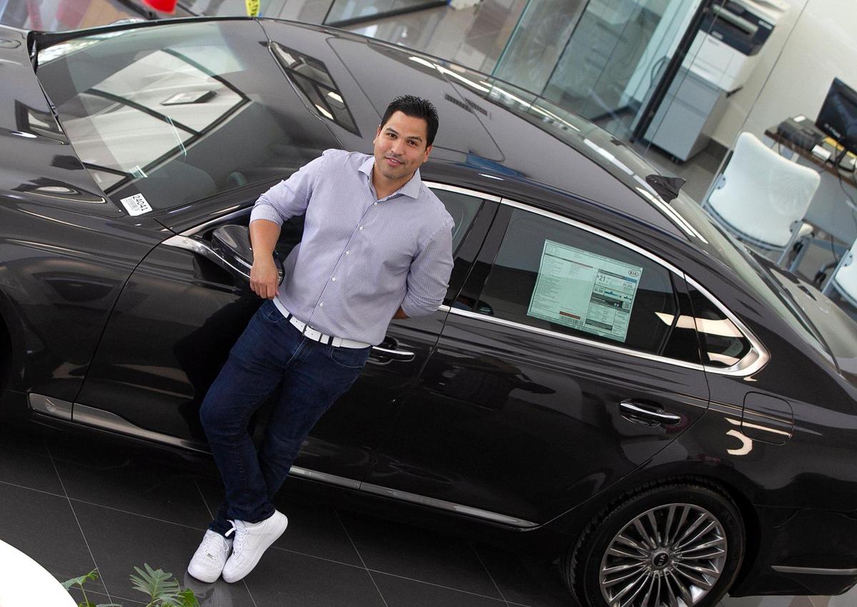 Boris López llegó hace 10 años a Miami sin saber inglés. Ahora está entre los primeros de la industria de autos en Estados Unidos y ha invertido en sus empleados para que aprendan inglés y avancen.