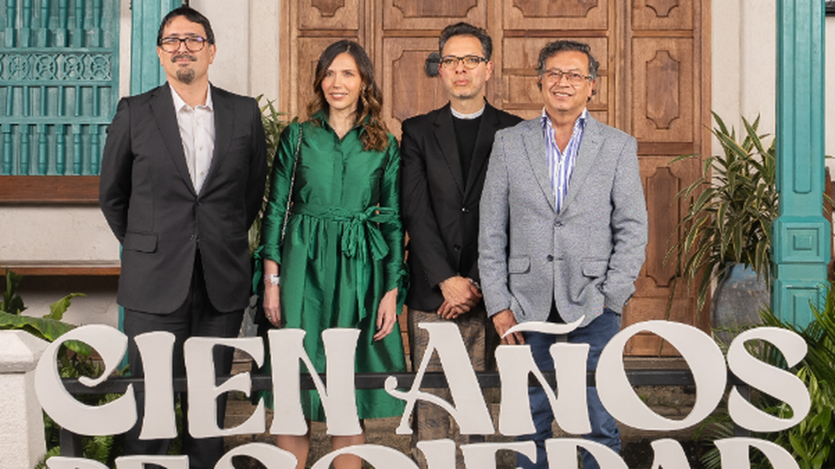 El realismo mágico del nobel de Literatura colombiano Gabriel García Márquez aterriza en Netflix, que este lunes presentó en Bogotá la esperada adaptación a la pantalla chica del libro “Cien años de soledad”, en una ceremonia en la que participó el presidente de Colombia Gustavo Petro (der.)