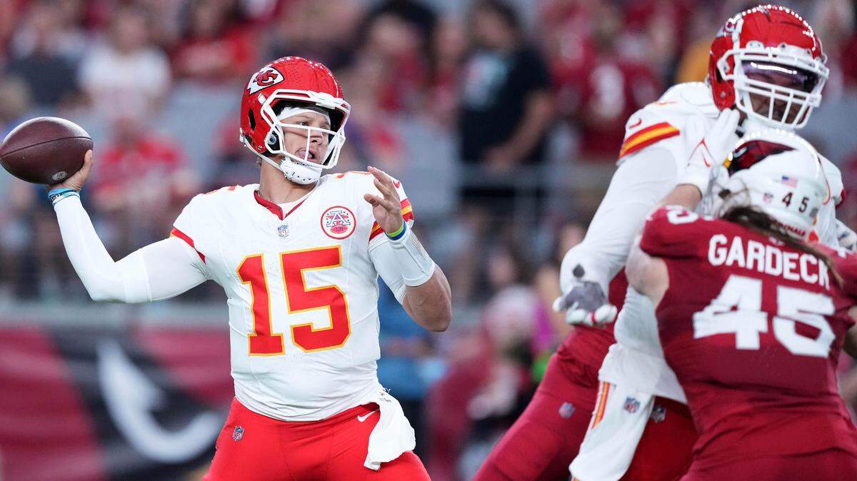 El quarterback de los Chiefs de Kansas City Patrick Mahomes lanza el ovoide en un partido de pretemporada ante los Cardinals el 29 de agosto de 2023 en Glendale, Arizona.