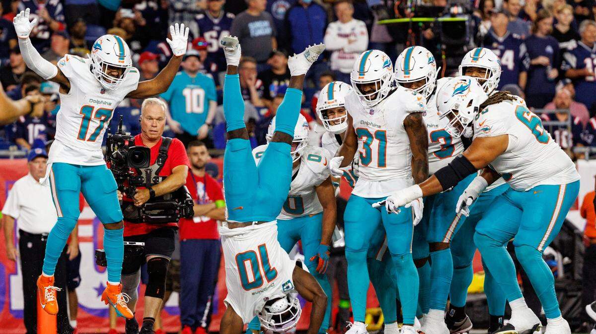 El wide receiver de los Dolphins Tyreek Hill (10) celebra con sus compañeros de equipo tras anotar un touchdown contra los Patriots de New England, en el partido celebrado el 17 de septiembre de 2023 en Foxborough, Massachusetts.