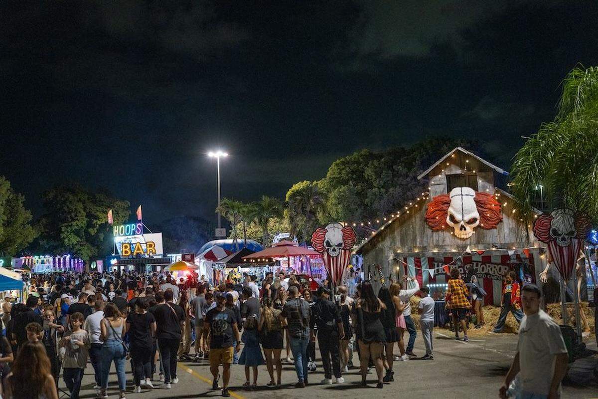 House of Horror Haunted Carnival en el International Mall la noche de su apertura.
