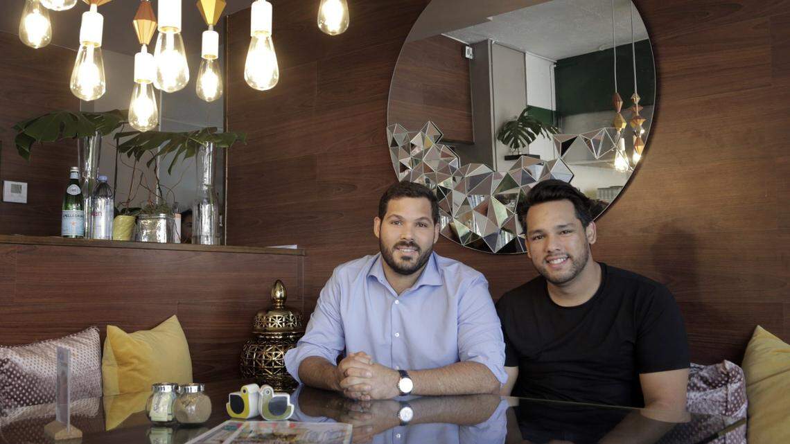 Ivan Nieves (izq) junto a su pareja David Flores, se mudaron a Miami después de que el huracán María destruyera su hogar en Condado. Sin embargo, el restaurante que ambos tenían en Puerto Rico, La Social, siguió en pie. Ahora tienen otro en Miami.