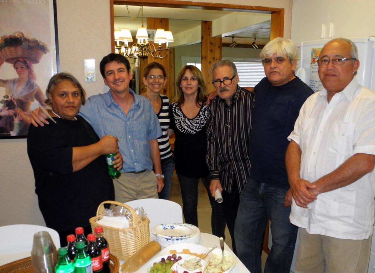 Un grupo del Comité Pro Derechos Humanos en casa de Sebastián Arcos Cazabón en Miami. Yolanda Miyares, Arcos Cazabón y su esposa Grethel, Rosi Pujals, Ricardo Bofill, Oscar Peña y Augusto.