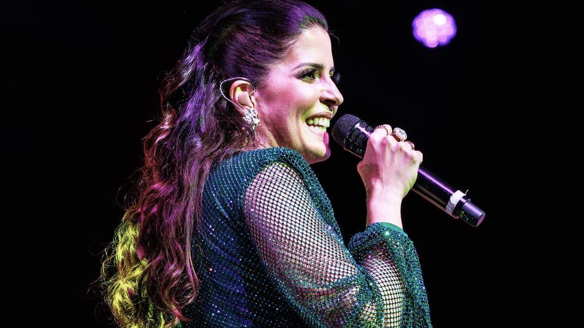 La cantante y actriz venezolana Mariaca Semprún sube a uno de los escenarios más bonitos de Miami, el Adrienne Arsht Center, para celebrar el legado de Rocío Dúrcal.