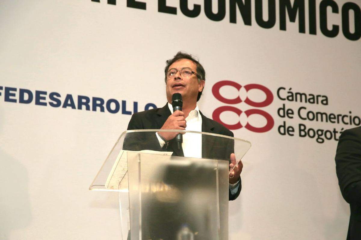El candidato presidencial colombiano Gustavo Petro promete cambios significativos en las políticas antinarcóticos del país. Petro está en segundo lugar en las encuestas detrás de Iván Duque. Si ningún candidato gana la mitad del voto en los comicios del 27 de mayo, los dos contendientes se enfrentarán en una segunda vuelta el 17 de junio.