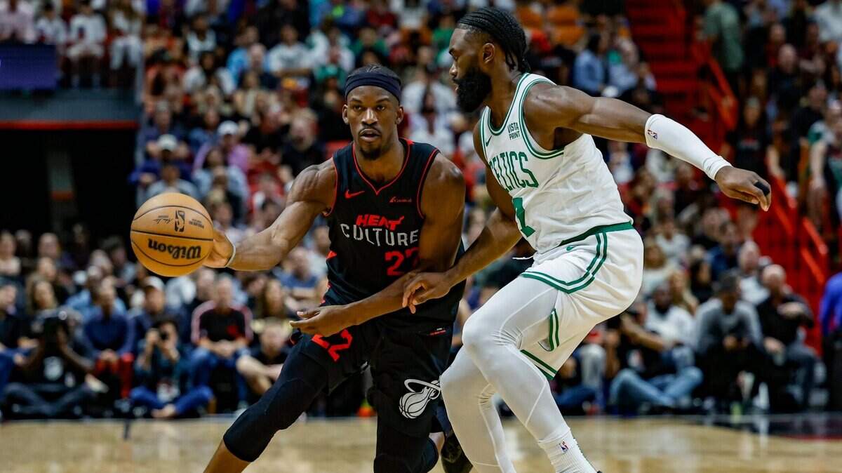 El jugador del Heat Jimmy Butler (izq.) entra al aro ante la marca de Jaylen Brown, de los Celtics de Boston, en el partido celebrado el 25 de enero de 2024 en Kaseya Center en Miami, Florida.