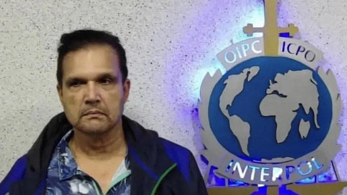 Esta imagen sin fecha publicada el 21 de septiembre de 2022 por la cuenta de Instagram de Interpol Venezuela muestra al fugitivo malasio Francis Leonard Glenn, conocido como Fat Leonard, después de su captura en Maiquetía, Venezuela