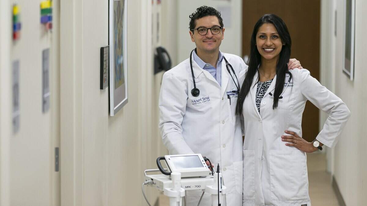 El Dr. Andrew Harris y su esposa la Dra. Crystal Rego, ambos médicos primarios de Mount Sinai Medical Center, en North Miami Beach.