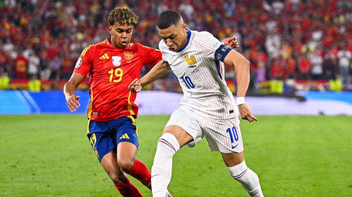 El delantero de España Lamine Yamal (izq.) lucha por el balón con el francés Kylian Mbappé, en el partido de semifinal de la Eurocopa celebrado 9 de julio de 2024 en Munich, Alemania.