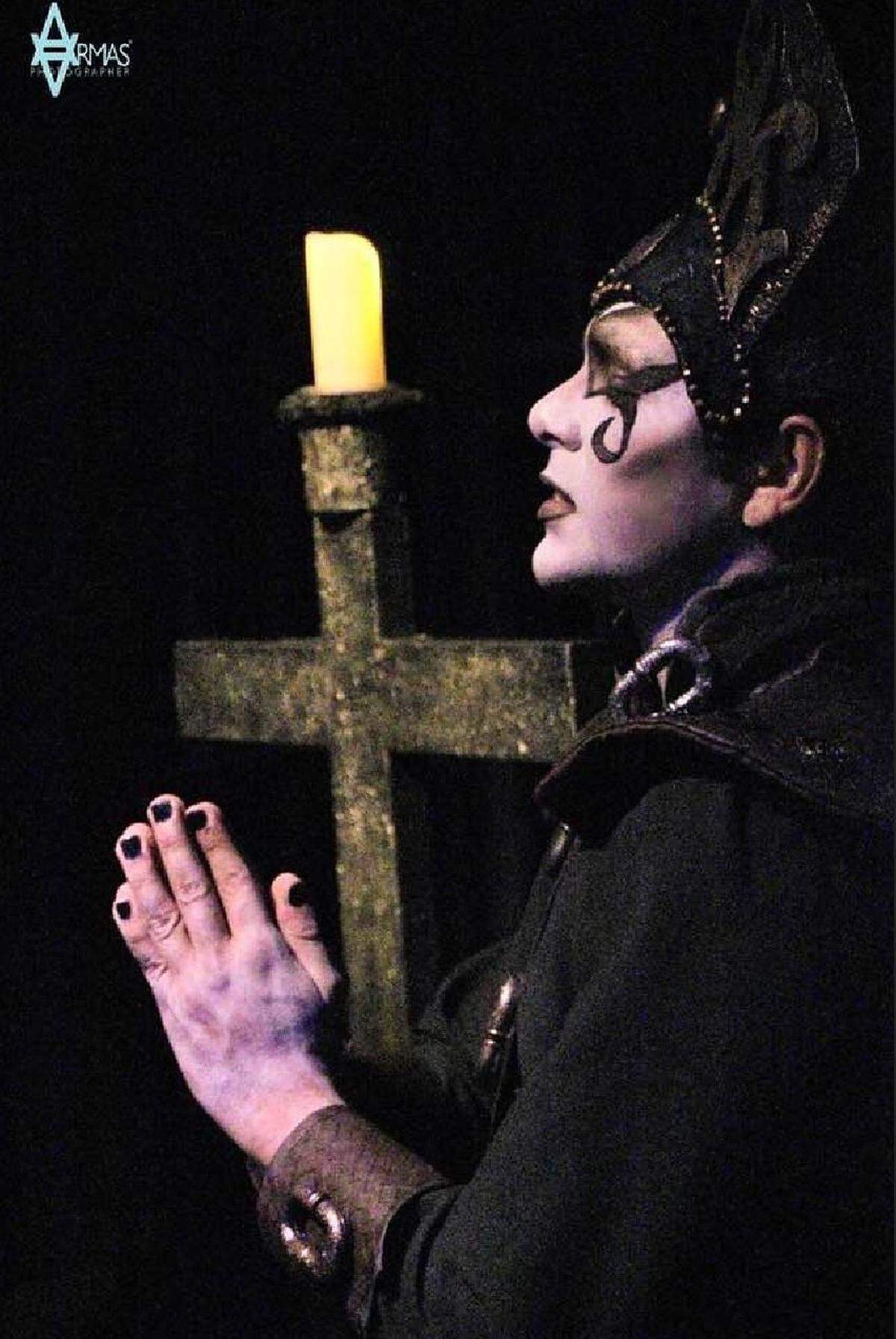 Otro momento del personaje de Adela, interpretado por Rafael Farello. 